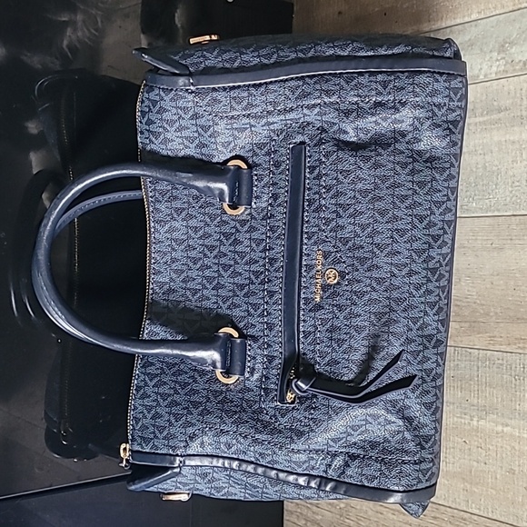 Michael Kors Signature Carine Cross Body Purse Is Missing The Crossbody Strap - Picture 1 of 13